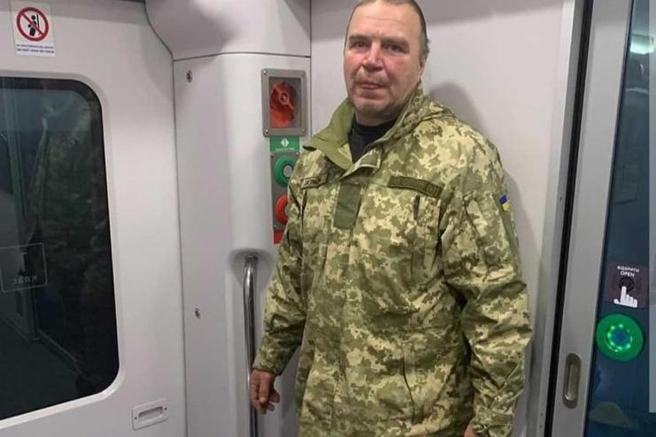 Їхав сім годин стоячи: через неприємний запах бійця ЗСУ вигнали з купе у тамбур потяга